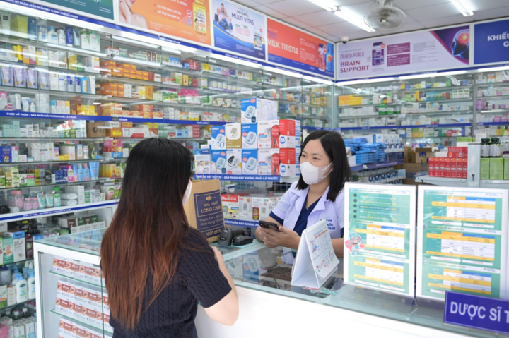 Với hệ thống nhà thuốc rộng khắp cùng đội ngũ dược sĩ vững chuyên môn, Long Châu đồng hành lan tỏa bộ câu hỏi tầm soát khô mắt và tư vấn kịp thời đến cộng đồng.