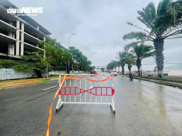 Để đảm bảo an toàn, lực lượng chức năng đã dựng rào chắn, ngăn người và phương tiện di chuyển vào khu vực nguy hiểm.