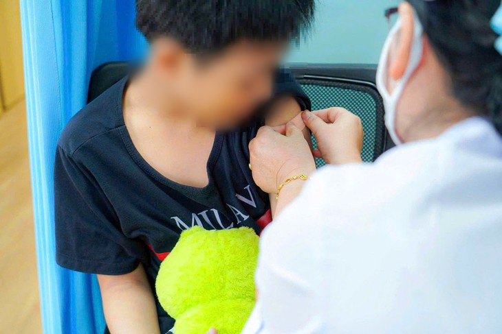 Bác sĩ chỉ ra 2 triệu chứng điển hình của não mô cầu, phụ huynh cần lưu ý - Ảnh 2.