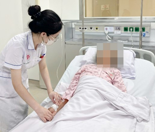 Chăm sóc bệnh nhân sốt mò tại Khoa Bệnh lây đường máu. sot-mo.jpg
