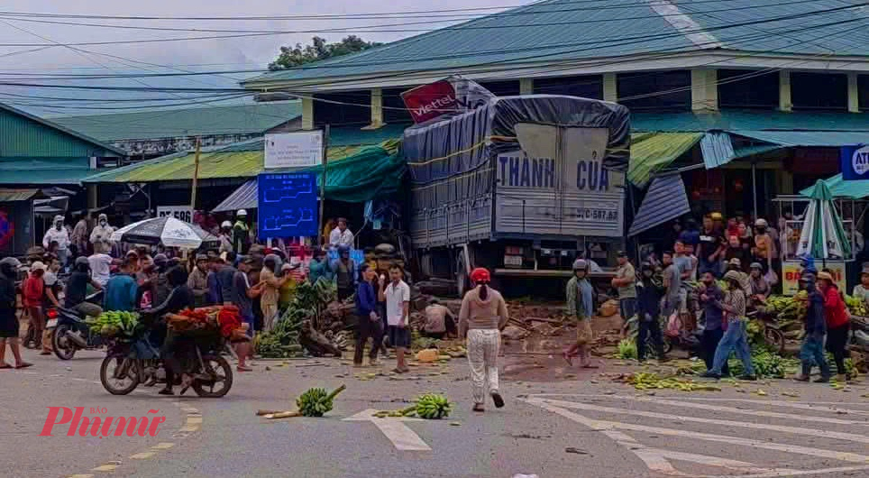 Thủ tướng yêu cầu khẩn trương làm rõ nguyên nhân xe tải mất lái lao vào chợ làm 3 người tử vong Xe tải mất lái lao vào chợ khiến 3 người tử vong - ảnh: Thuận Hóa