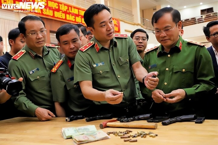 Cơ quan điều tra thu giữ nhiều vật chứng của vụ án: 4 khẩu súng (loại súng ngắn, chưa xác định chủng loại; 46 viên đạn, khoảng 1kg đạn chì); khoảng 930 triệu đồng tiền mặt, 2 nhẫn vàng và nhiều đồ vật, tài liệu khác có liên quan.