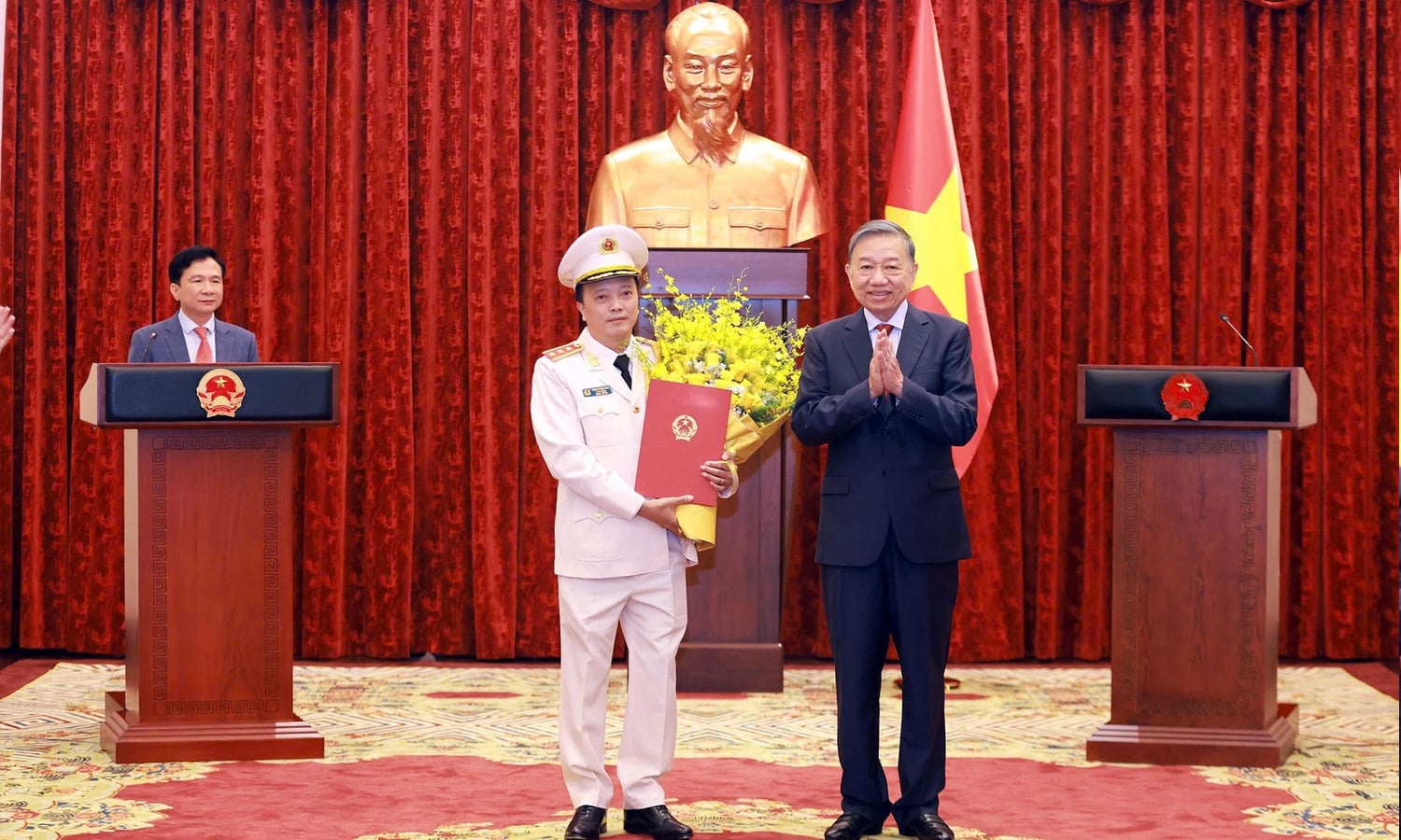 Tổng Bí thư, Chủ tịch nước Tô Lâm trao quyết định thăng cấp bậc hàm Thượng tướng đối với Thứ trưởng Bộ Công an Đặng Hồng Đức. (Ảnh: Bộ Công an)
