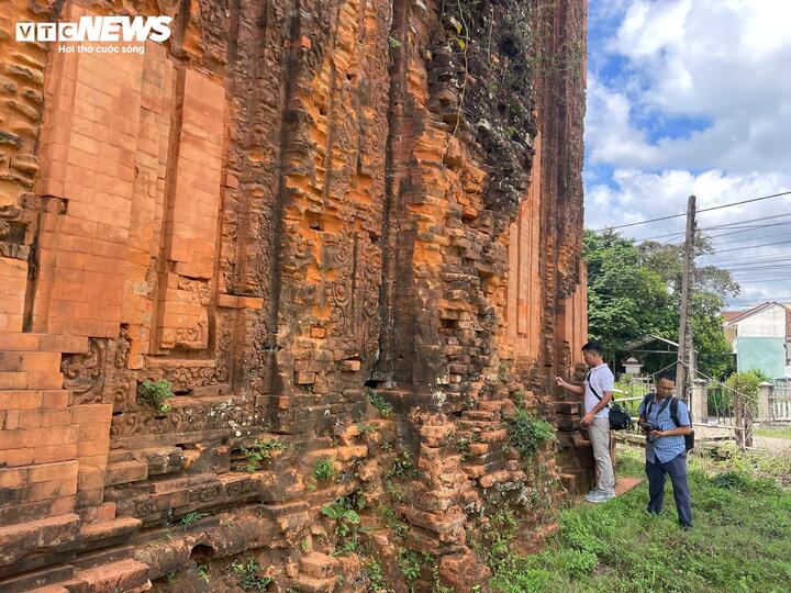Đại diện chủ đầu tư cho biết dự án tu bổ tháp Chăm Khương Mỹ đã hết thời gian bảo hành. Hiện đơn vị đã báo cáo với Bảo tàng Quảng Nam nắm thông tin về sự việc này để có báo cáo với UBND TP Đà Nẵng. “Sau khi ghi nhận hiện trạng, đơn vị đã mời nhà thầu vào khắc phục tạm thời. Đơn vị chỉ quản lý về mặt Nhà nước, còn nguyên nhân thì các nhà khoa học đánh giá, phân tích” - vị đại diện chủ đầu tư thông tin thêm.