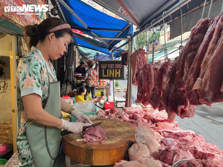 Theo các tiểu thương, giá thịt heo đang tăng từng ngày và sức mua cũng giảm.