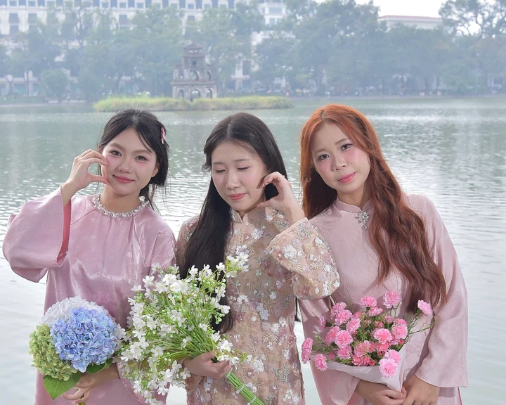Thu Hằng (ngoài cùng, tay trái) và bạn chụp ảnh tại hồ Hoàn Kiếm ngày 2/12 (Ảnh: NVCC)