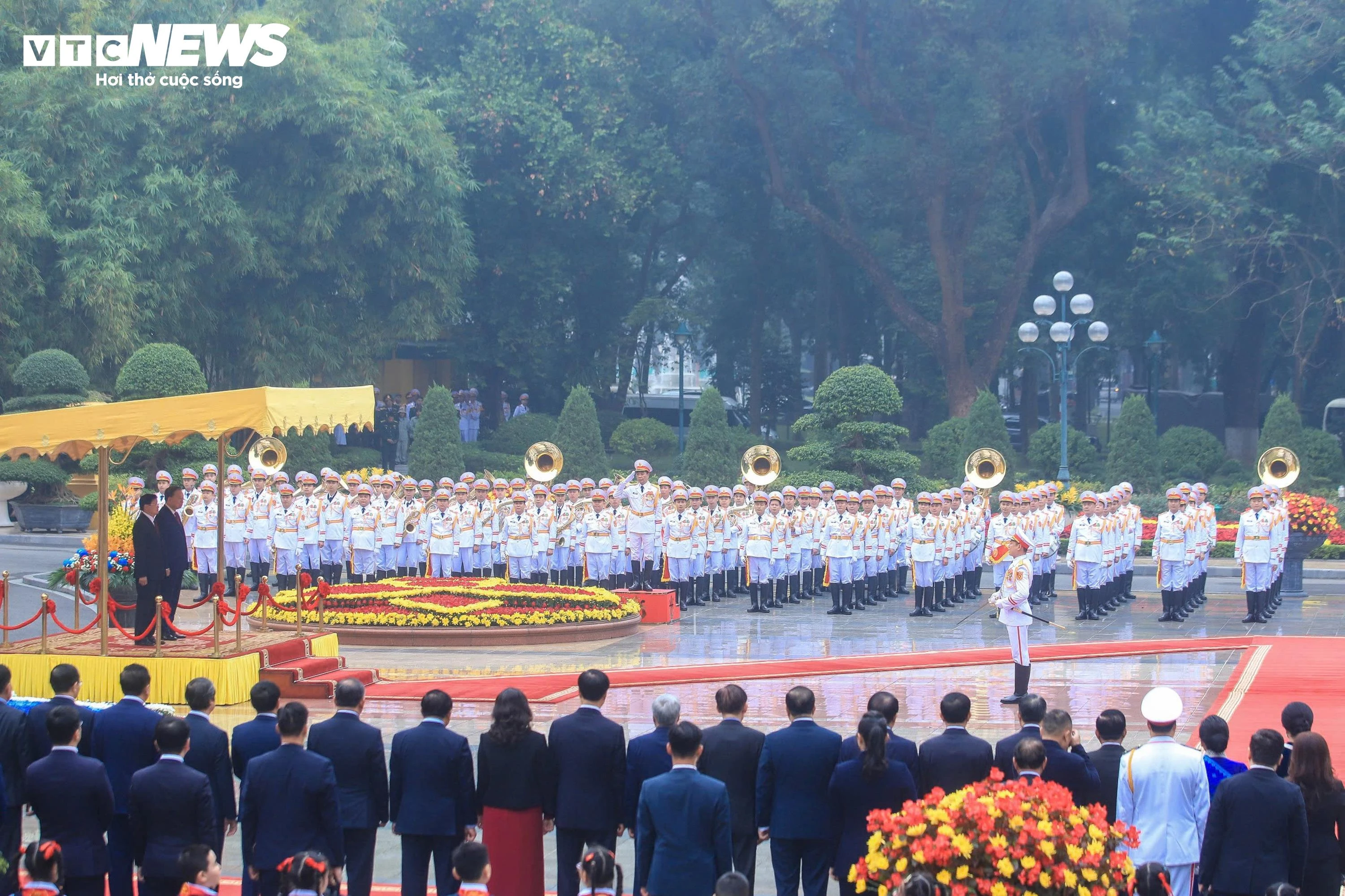 21 loạt đại bác chào mừng Tổng Bí thư, Chủ tịch nước Lào Thongloun Sisoulith - 3