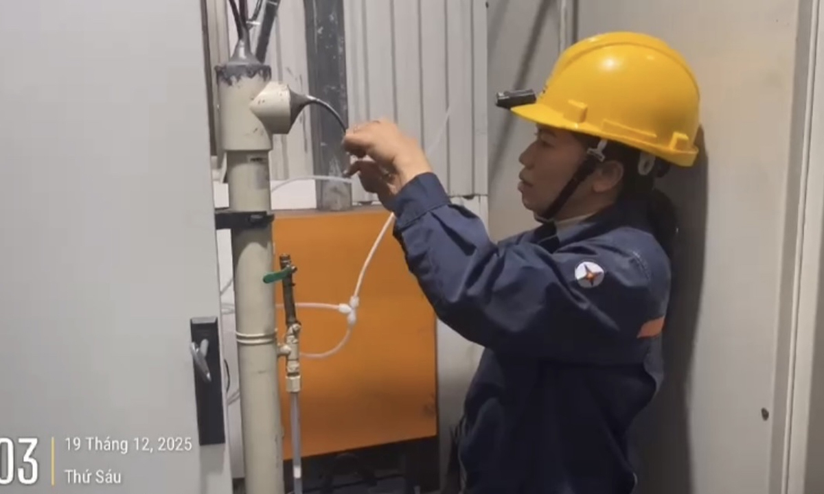 Cơ quan công an yêu cầu các đối tượng thực nghiệm hiện trường can thiệp dữ liệu quan trắc tại Công ty cổ phần Nhiệt điện Quảng Ninh. (Ảnh: Báo CAND)