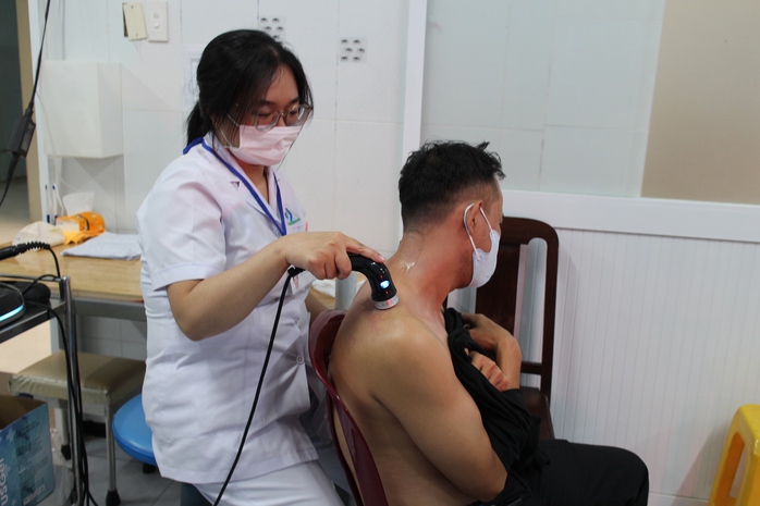 TPHCM: Người làm việc tại trạm y tế xã được phụ cấp 7-9 triệu đồng/tháng? - Ảnh 1.