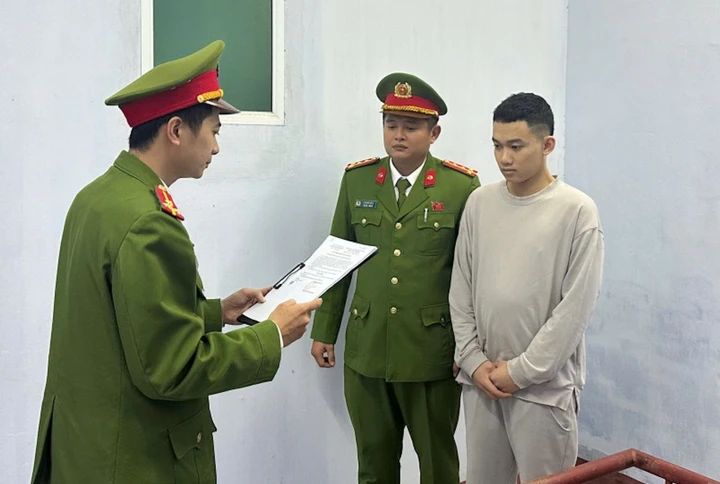 Cán bộ cơ quan CSĐT Công an tỉnh Quảng Trị thi hành quyết định khởi tố, lệnh bắt tạm giam với Võ Ngọc Hoàng.