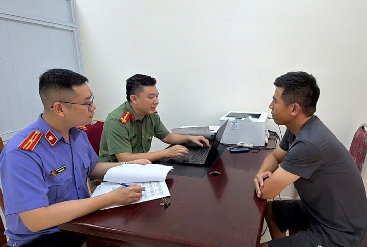 Đ.V.Q làm việc tại cơ quan Công an. (Ảnh: Công an Hải Phòng)