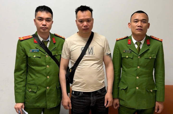 Lê Văn Hùng tự nguyện đầu thú để được hưởng khoan hồng của pháp luật sau khi được lực lượng công an và gia đình vận động. (Ảnh: Công an Quảng Trị)