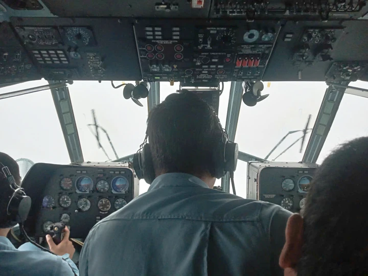 Tổ bay của Trung đoàn 930 bay vào vùng cô lập trong lũ. (Ảnh: Khắc Tâm)