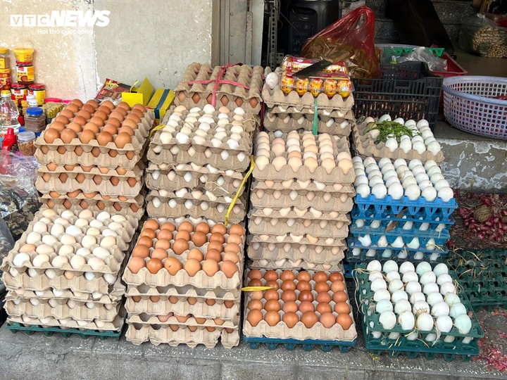 Giá trứng gà, trứng vịt tăng 25-30% so với cùng kì năm trước.