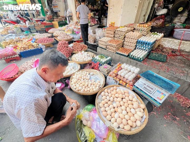 Mỗi ngày ông Lộc bán khoảng 300 trứng, đặc biệt trứng gà công nghiệp được các quán ăn mua nhiều vì giá “mềm” hơn.