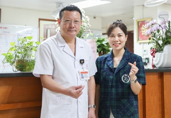 Chị Thanh gặp lại PGS.TS. Vũ Đức Bình, Phó Viện trưởng Viện Huyết học – Truyền máu Trung ương, người tư vấn cho chị về việc điều trị từ 6 năm trước.