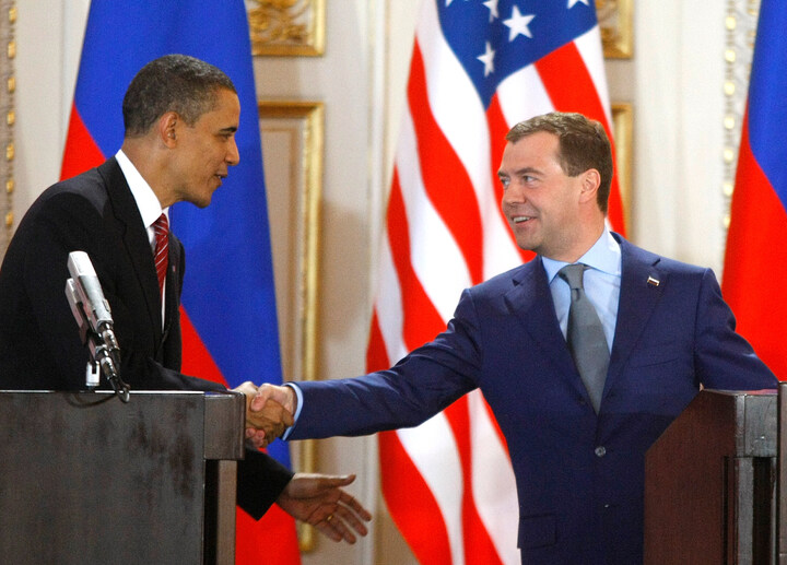 Tổng thống Mỹ Barack Obama (trái) và người đồng cấp Nga Dmitry Medvedev (phải) sau khi ký Hiệp ước New START về cắt giảm vũ khí hạt nhân tầm xa. (Ảnh AP/Mikhail Metzel, tư liệu)