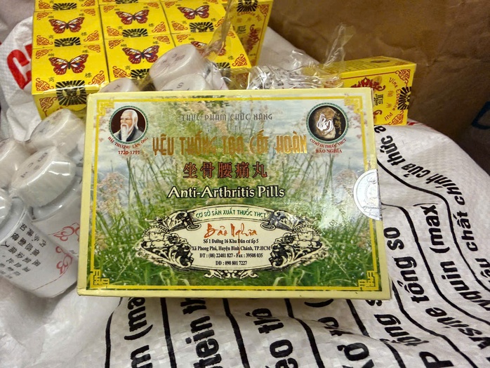 Công an TPHCM bắt nhóm bí mật sản xuất viên hoàn màu đen  - Ảnh 3.