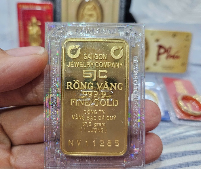 Giá vàng hôm nay 29 - 12 giảm mạnh , SJC lao dốc theo xu hướng thế giới - Ảnh 2.
