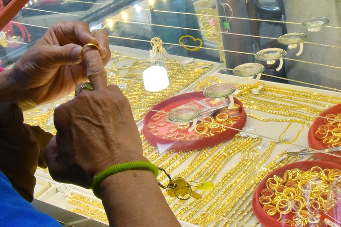 Giá vàng hôm nay, 28-4: Sụt giảm mạnh - Ảnh 1.