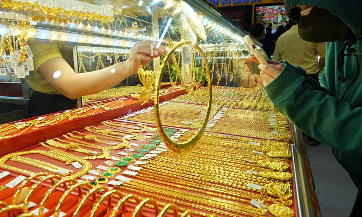 Giá vàng hôm nay 26-9: Vàng tăng nhẹ nhưng vẫn dưới 4.300 USD, lợi suất Mỹ lên cao nhất 19 năm - Ảnh 1.