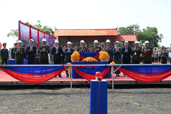Bộ trưởng Quốc phòng hai nước và đoàn đại biểu thực hiện nghi thức khởi công xây dựng trường Tiểu học Sang Sovan.