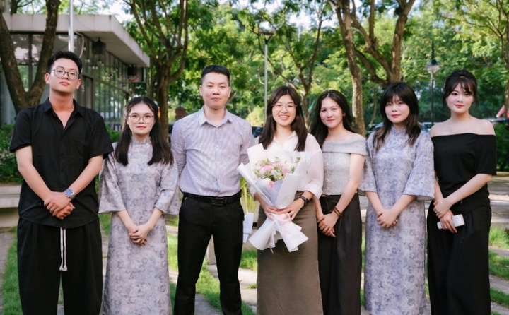 TS. Nguyễn Phi Hùng (giữa) và các bạn sinh viên.