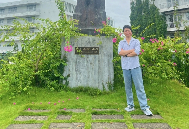 Tiến sĩ Nguyễn Phi Hùng tại khuôn viên trường Đại học FPT