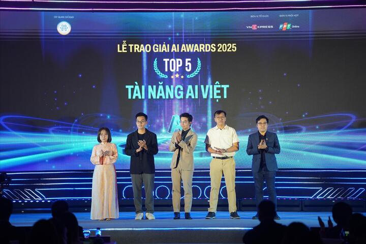 TS Bùi Duy Quốc Nghị (áo trắng) là một trong 5 cá nhân xuất sắc nhận Giải thưởng AI Awards 2025. (Ảnh: TTXVN)