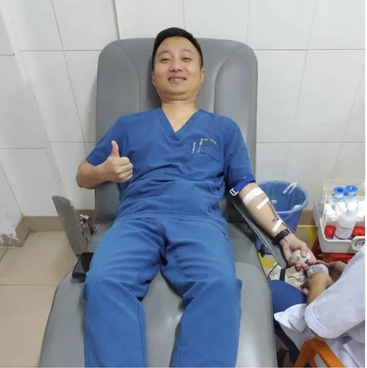 Các bác sĩ, điều dưỡng Bệnh viện Đa khoa tỉnh Quảng Trị hiến máu phục vụ cấp cứu bệnh nhân. y-bac-si-bvdk-quang-tri-hien-mau-cuu-3-nan-nhan-tngt-cho-tan-long-2.png