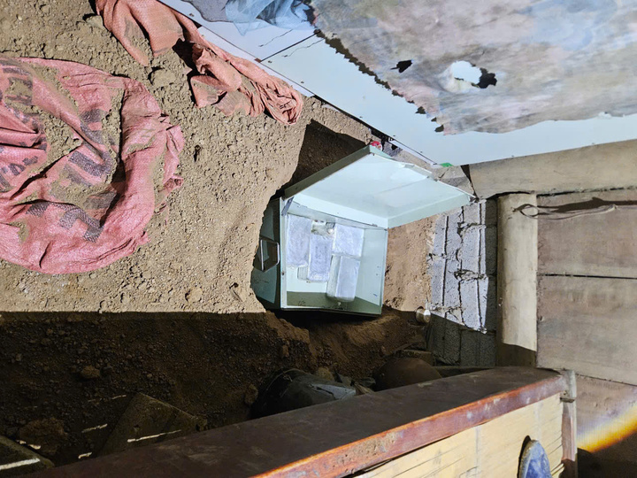 10 bánh heroin, tương đương khoảng 3,9kg được chôn kỹ dưới nền nhà.