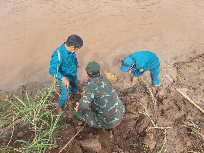 Phát hiện bom nặng 334kg trong lúc đi câu cá tại Đắk Lắk - Ảnh 1.