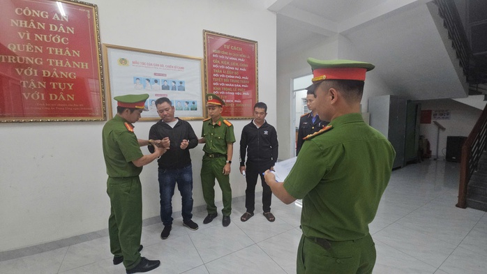 Bắt tạm giam 2 đối tượng cố ý gây thương tích khiến nạn nhân liệt giường - Ảnh 2.