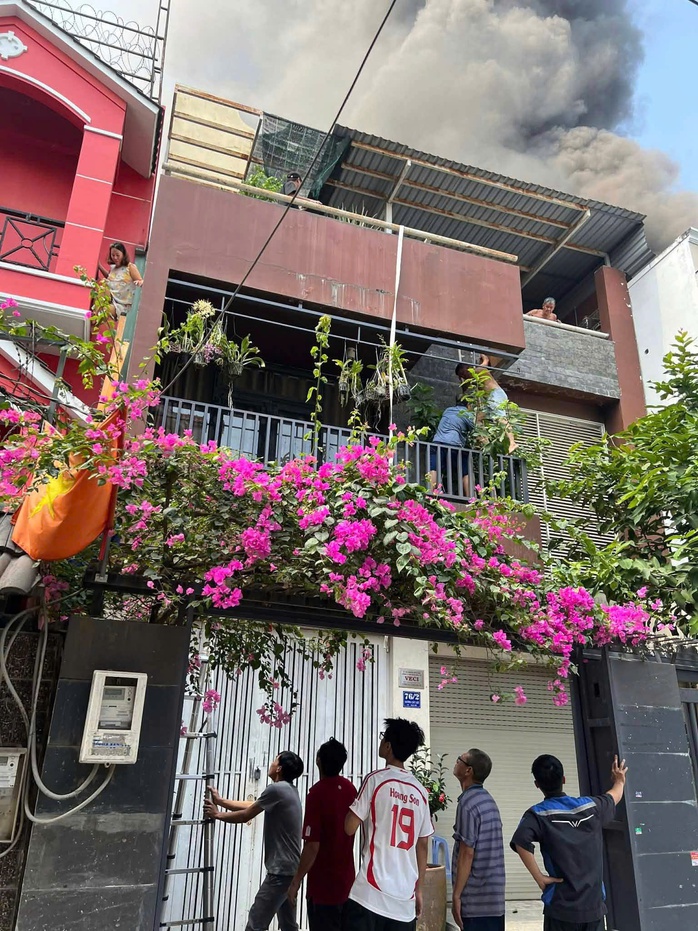 Cháy xe bồn chở xăng dầu ở TPHCM - Ảnh 2.