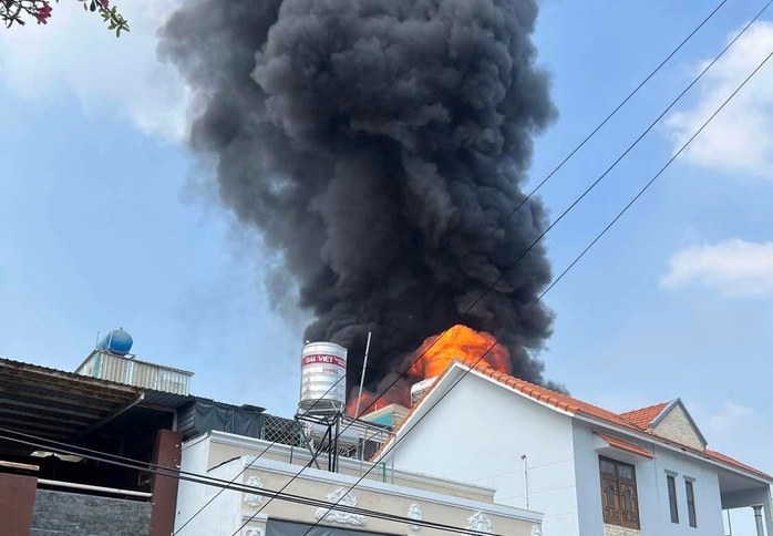 Cháy xe bồn chở xăng dầu ở TPHCM - Ảnh 1.