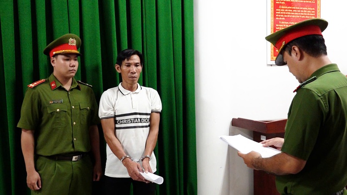 Khởi tố 2 đối tượng chống người thi hành công vụ khiến thiếu tá công an xã hi sinh - Ảnh 2.