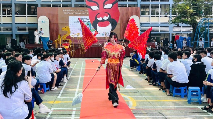 Biến rác thành “sàn diễn”: Học sinh Nguyễn Trãi gây sốt với thời trang tái chế - Ảnh 4.