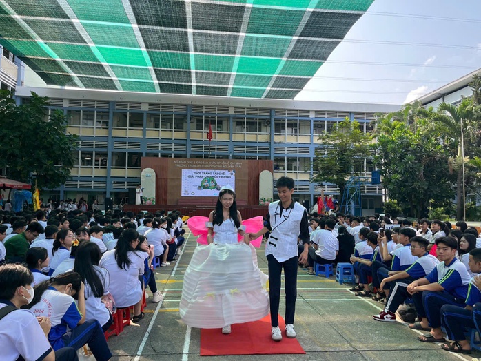 Biến rác thành “sàn diễn”: Học sinh Nguyễn Trãi gây sốt với thời trang tái chế - Ảnh 3.