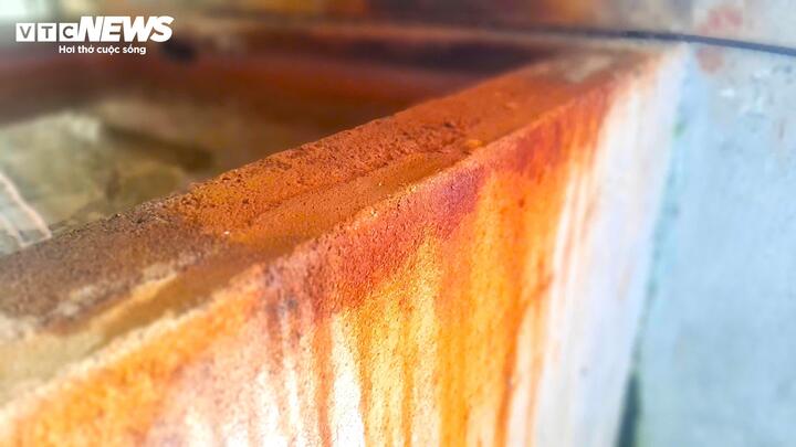 Tường bể lọc nước từ màu trắng biến thành màu đỏ do phèn.