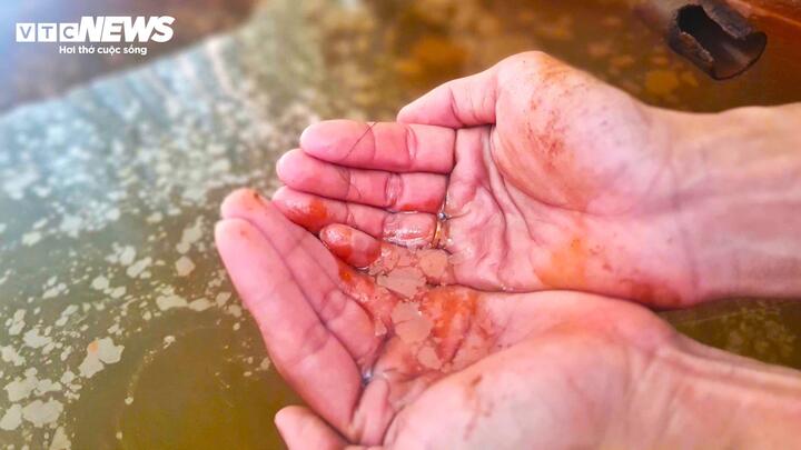 Hễ chạm vào nước, mọi thứ đều bị nhuộm đỏ.